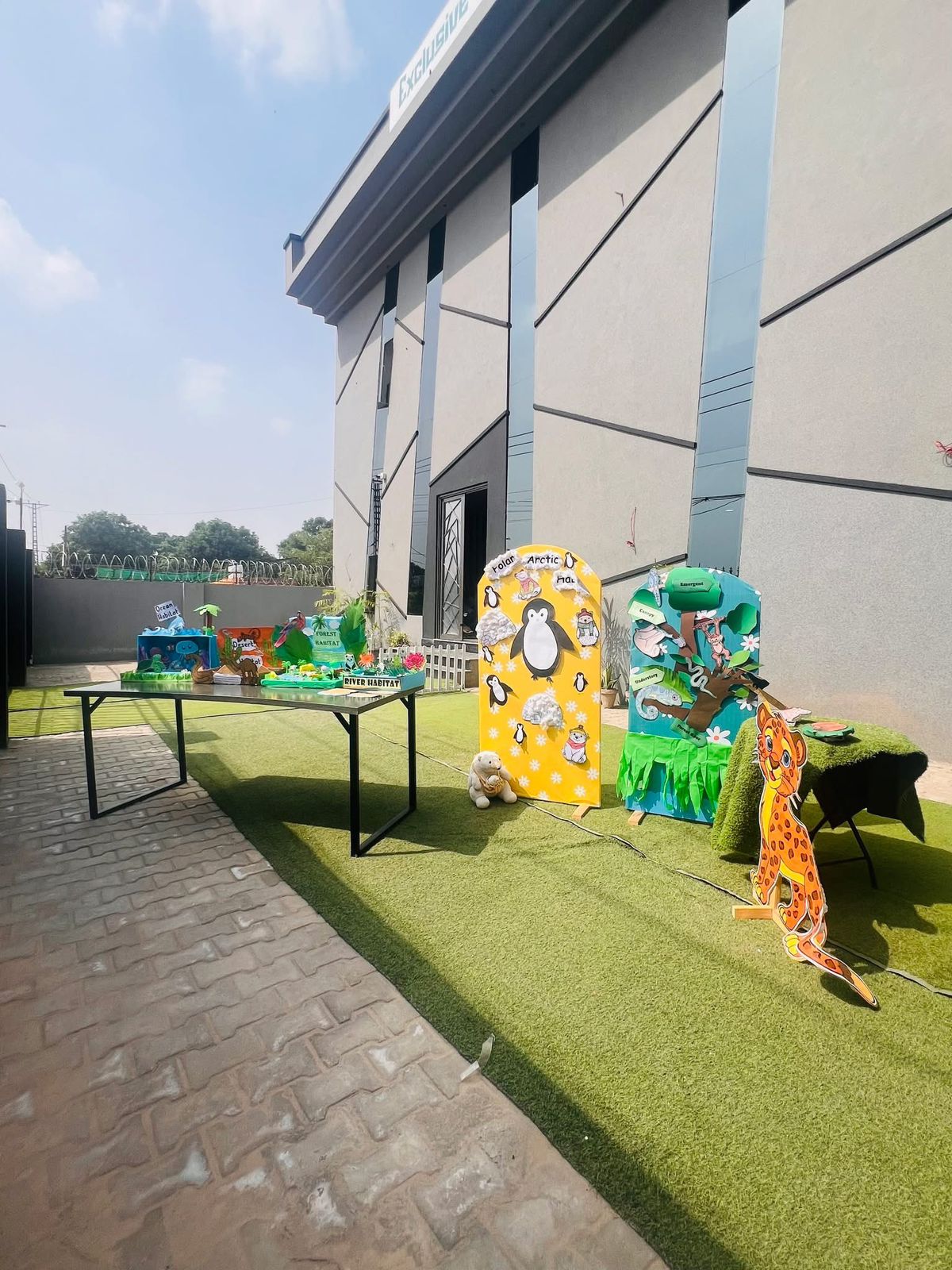 Exclusive School campus exterior with outdoor educational displays